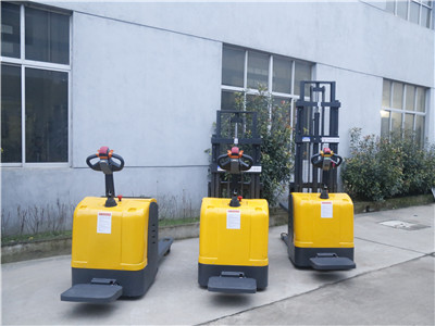 站架式電動(dòng)堆高車1