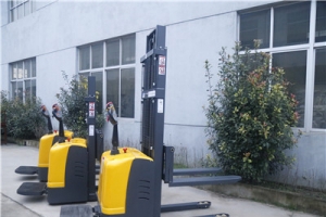 6大法則正確選購站架式電動堆高車！