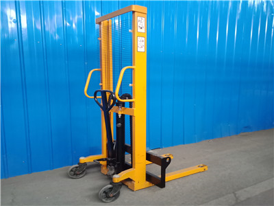 單門(mén)架手動(dòng)堆高車(chē)1