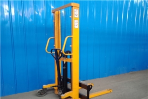 單門架手動堆高車兩大相關(guān)問題！