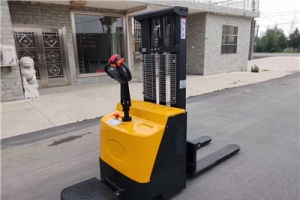 電動(dòng)式堆高車(chē)為何霸占柴油叉車(chē)市場(chǎng)？