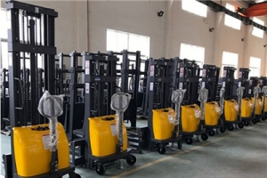 半電動(dòng)液壓堆高車使用時(shí)應(yīng)注意哪些？