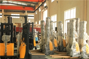 如何給輕型半電動(dòng)堆高車(chē)蓄電池進(jìn)行充電？應(yīng)注意什么？