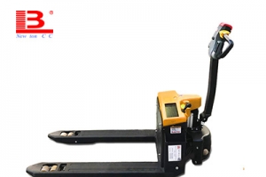 手動(dòng)液壓搬運(yùn)車(chē)VS叉車(chē)