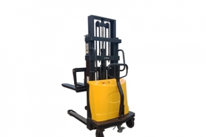 半電動平衡重堆高車存放前的注意事項(xiàng)