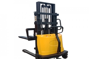 半電動堆高車的選購技巧且怎么保養(yǎng)？