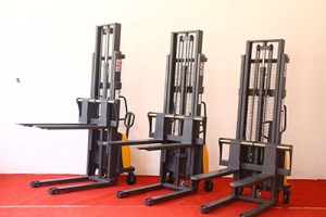 半電動堆高車的載重升高如何選擇？