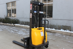 半電動堆高車的電瓶使用壽命是多久？怎樣保養(yǎng)？