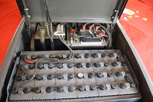 為什么小型電動叉車蓄電池要加蒸餾水？