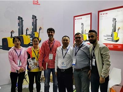 電動(dòng)叉車(chē)