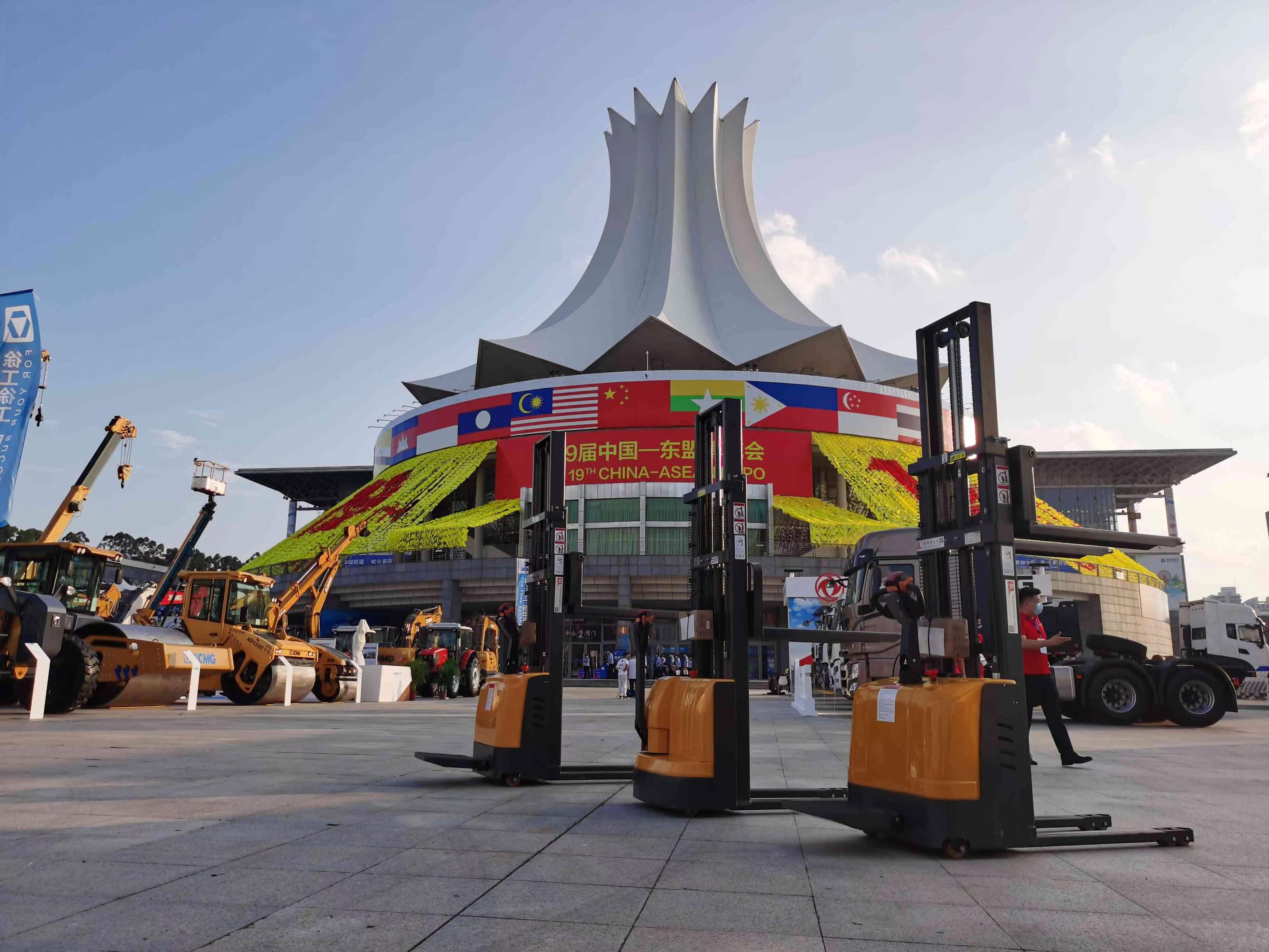 電動(dòng)叉車廠家