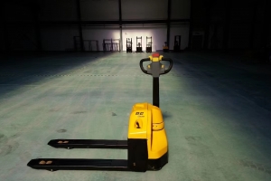 電動(dòng)搬運(yùn)車(chē)的轉(zhuǎn)向系統(tǒng)分為哪些類(lèi)型？