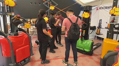 新牛盾叉車(chē)