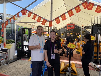 新牛盾叉車(chē)