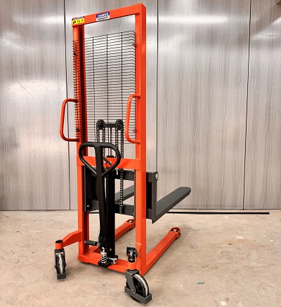 匠心鑄造品質(zhì)，手動(dòng)液壓堆高車的硬核實(shí)力揭秘