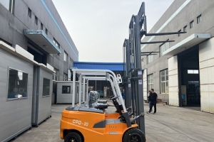 CPD 型電池平衡重叉車如何成為物流行業(yè)的 “六邊形戰(zhàn)士”