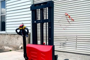 倉庫輕量化碼貨新選擇：全電動(dòng)堆高車靈活登場